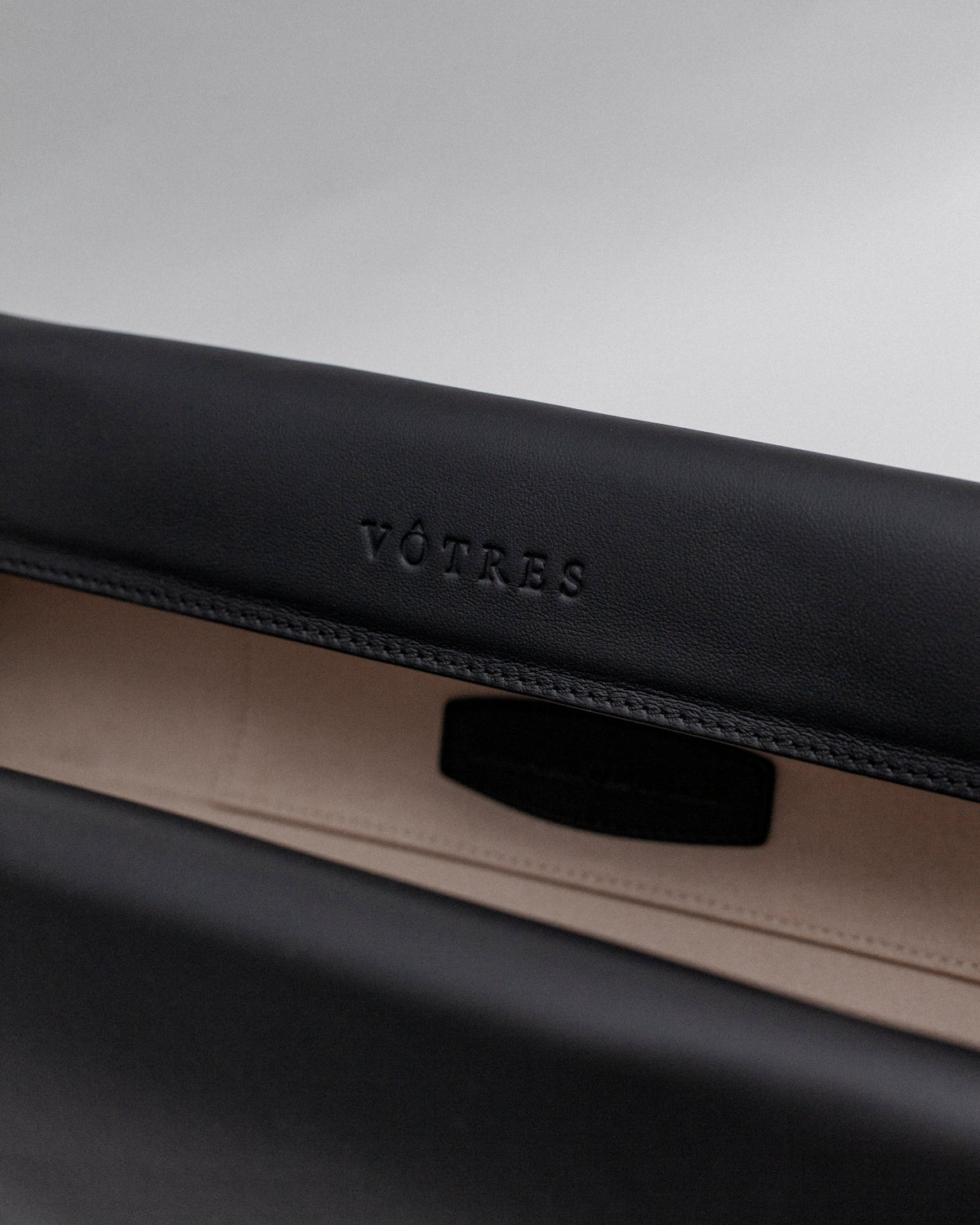 Magnetic long bag | Smooth Nero leather