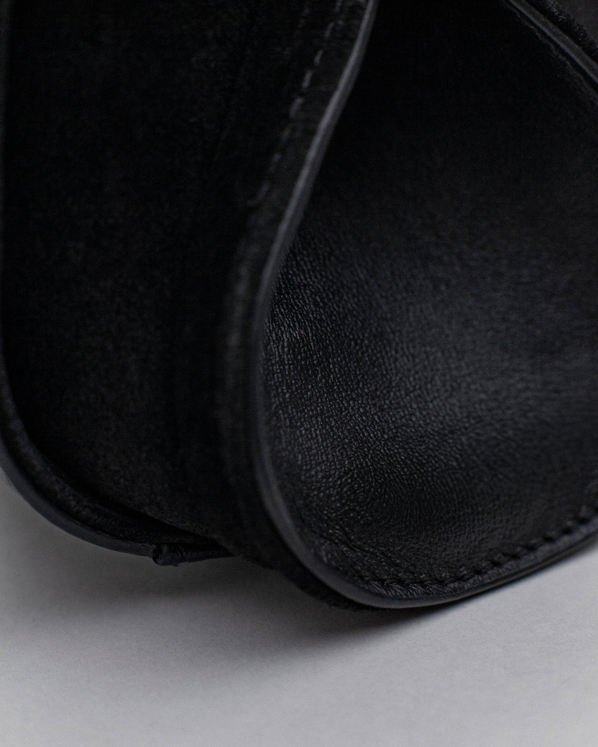 Magnetic long bag | Smooth Nero leather